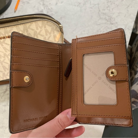 Michael Kors White Crossbody bag and wallet - Picture 13 of 16